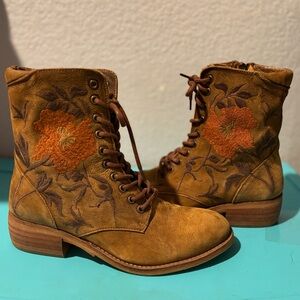 Taos lace up boots. Size 38